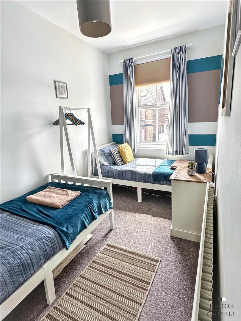 2 Bedroom Flat. Beach Road in Eastbourne,  12
